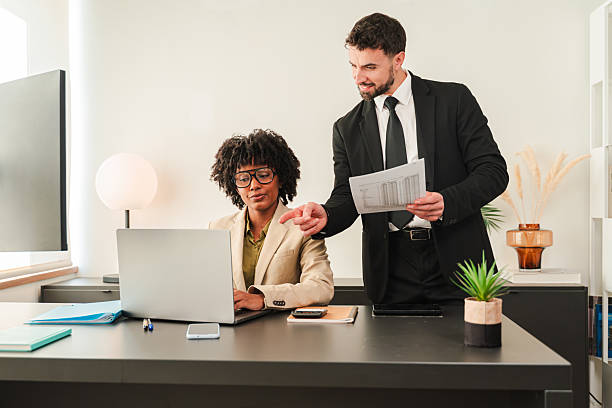 Dans une démarche de améliorer image de marque Paris, la gestion de l’e-réputation doit être proactive. De plus, répondre