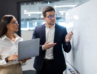 Une fois la stratégie définie, il est crucial de construire un scénario clair et fluide. Dans le cadre d’un reportage entreprise Paris,