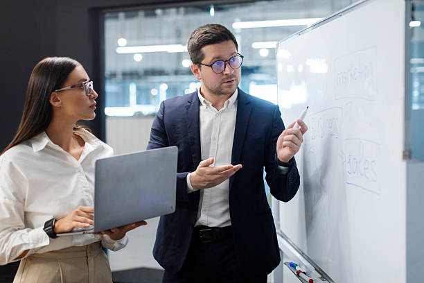 Une fois la stratégie définie, il est crucial de construire un scénario clair et fluide. Dans le cadre d’un reportage entreprise Paris,