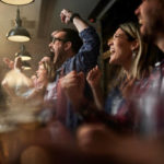 Dans quel bar à cocktails à Lyon peut-on réserver une table facilement pour une soirée en groupe ?
