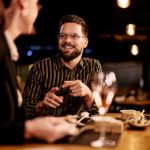 Quel bar à cocktails à Lyon propose une carte qui change régulièrement avec des créations originales ?