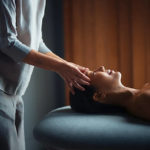 Un massage bien-être à Lyon peut-il aider à soulager les tensions liées au télétravail et aux longues heures assises ?