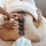 Quels sont les avis à vérifier avant de réserver un Massage bien-être à Lyon dans un nouvel institut ?