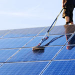 Le Nettoyage de panneaux solaires à Genève nécessite-t-il un harnais ?